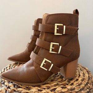 Journee Brown Ankle Boots with Buckle Straps
3 inch heel
Smoke free home